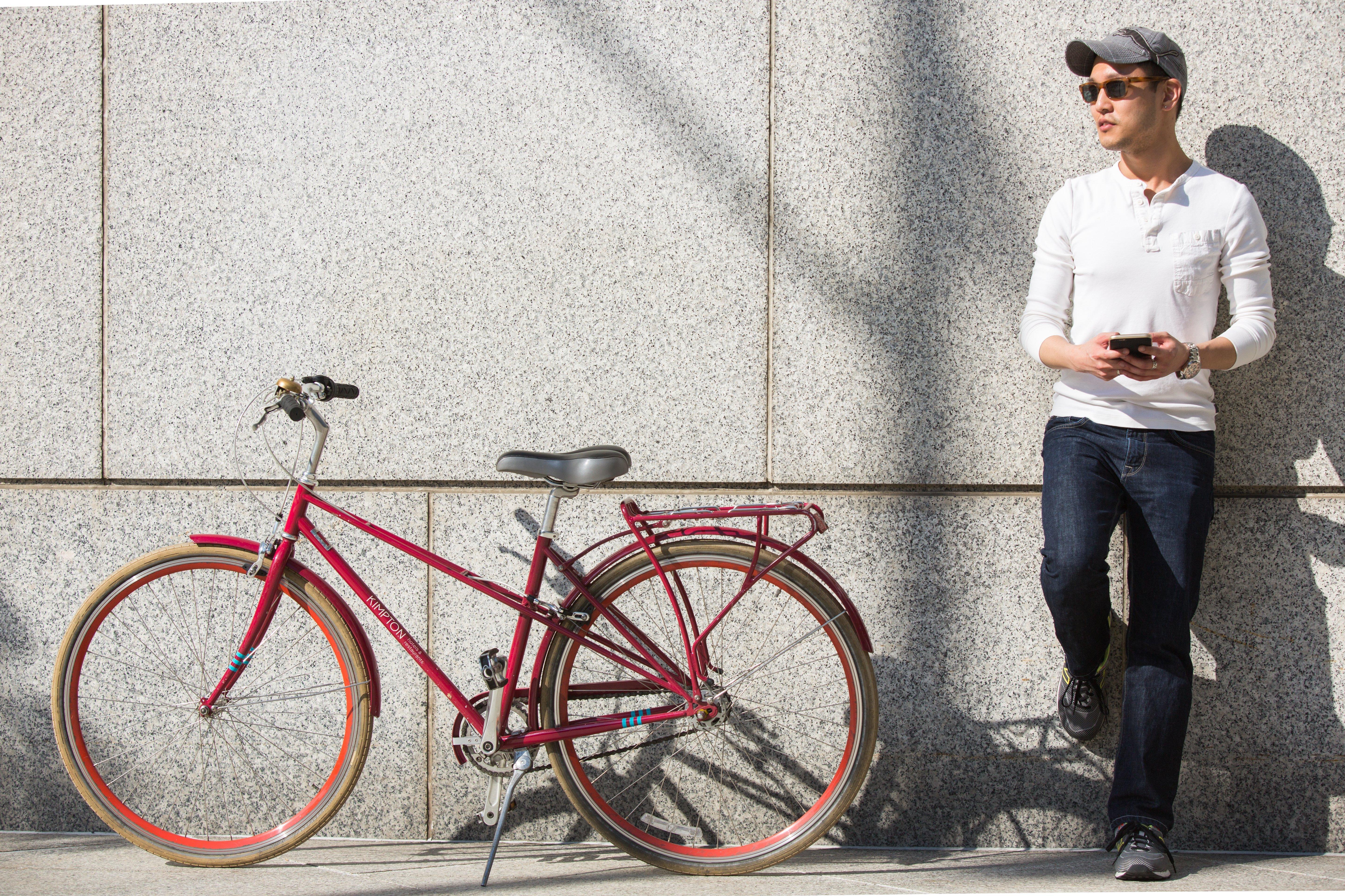Kimpton Angler'S Hotel South Beach By Ihg Miami Beach Luaran gambar A man with a bicycle