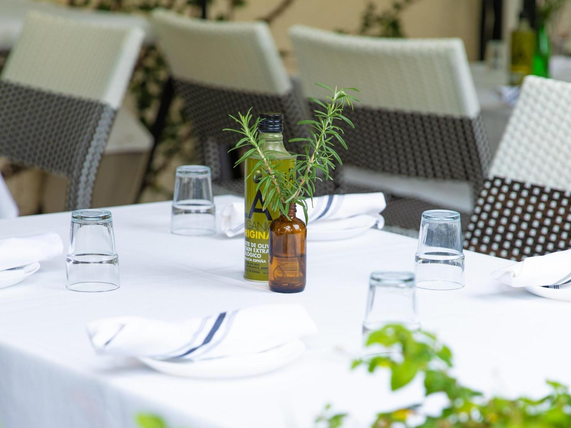 Kimpton Angler'S Hotel South Beach By Ihg Miami Beach Luaran gambar Rosemary in a bottle
