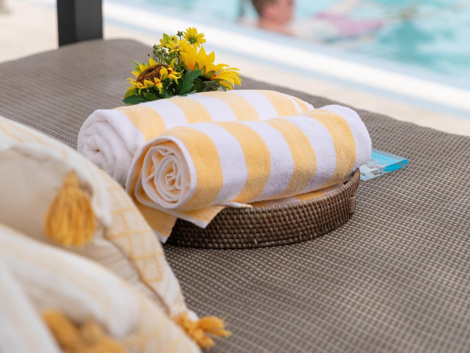 Kimpton Angler'S Hotel South Beach By Ihg Miami Beach Luaran gambar A rolled beach towel