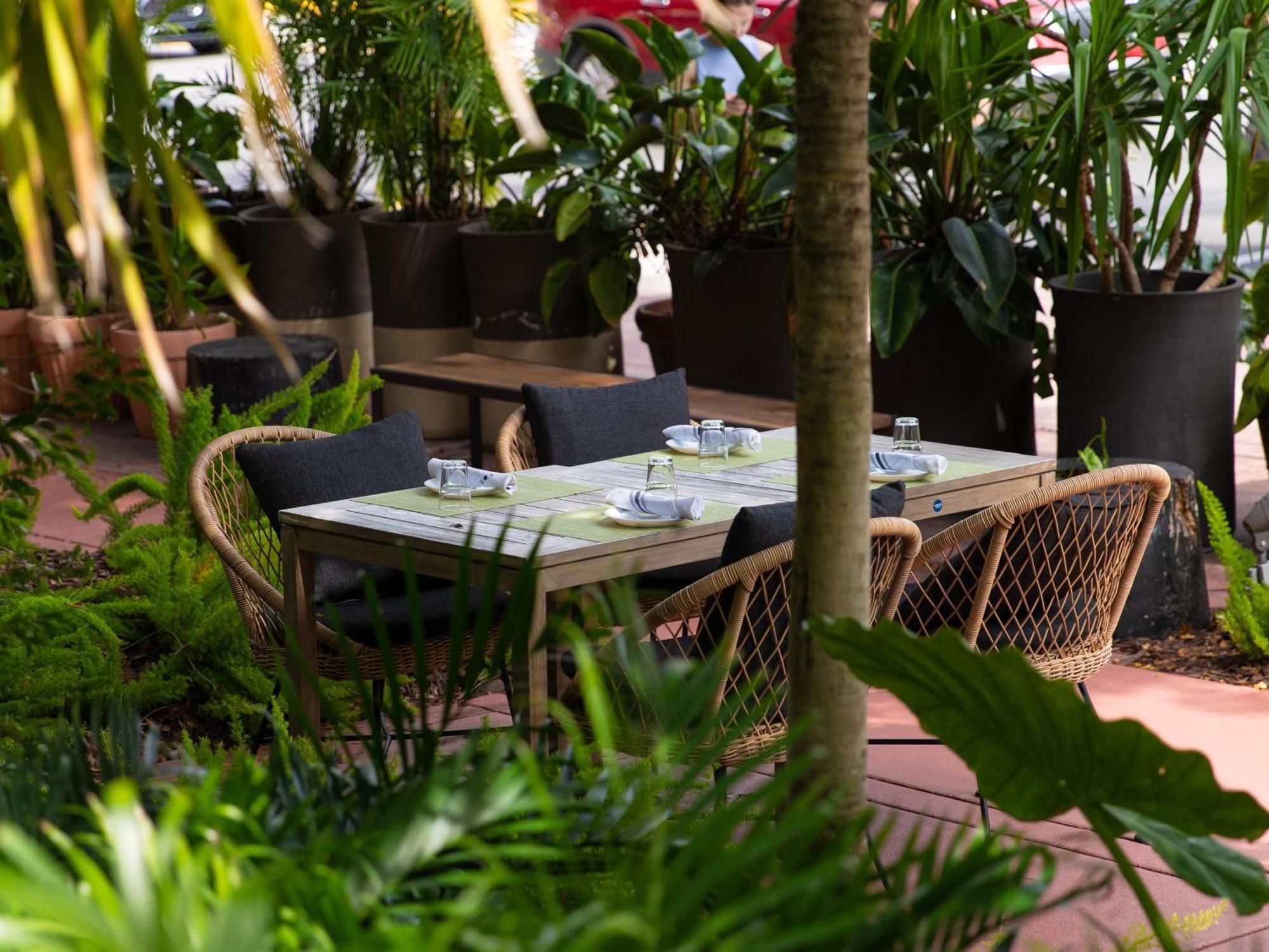 Kimpton Angler'S Hotel South Beach By Ihg Miami Beach Luaran gambar The patio at the restaurant